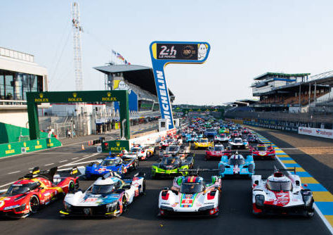 Carros alinhados na reta principal antes do centenário das 24 Horas de Le Mans (Foto de James Moy Photography/Getty Images)