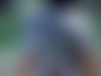 “Não é moda. É necessidade.” A frase estampa a camiseta do uniforme da equipe AMattheis — mas vai muito além de um slogan. Produzidas com garrafas PET recicladas e confeccionadas por pessoas em projetos de ressocialização, as peças são multifuncionais e mudam de cor sob o sol, funcionando como um alerta visual para a necessidade de consciência ambiental. Essa é apenas uma das faces do projeto que une moda, esporte, comunicação e impacto social.