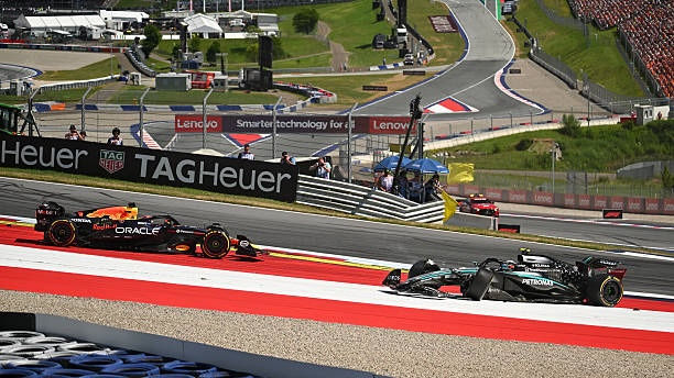 Cena do acidente: os carros de Max Verstappen e Kimi Antonelli ficam parados na brita após a colisão na curva 3 do Red Bull Ring, ainda na primeira volta do GP da Áustria de 2025. O incidente marcou o abandono precoce dos dois pilotos em Spielberg.