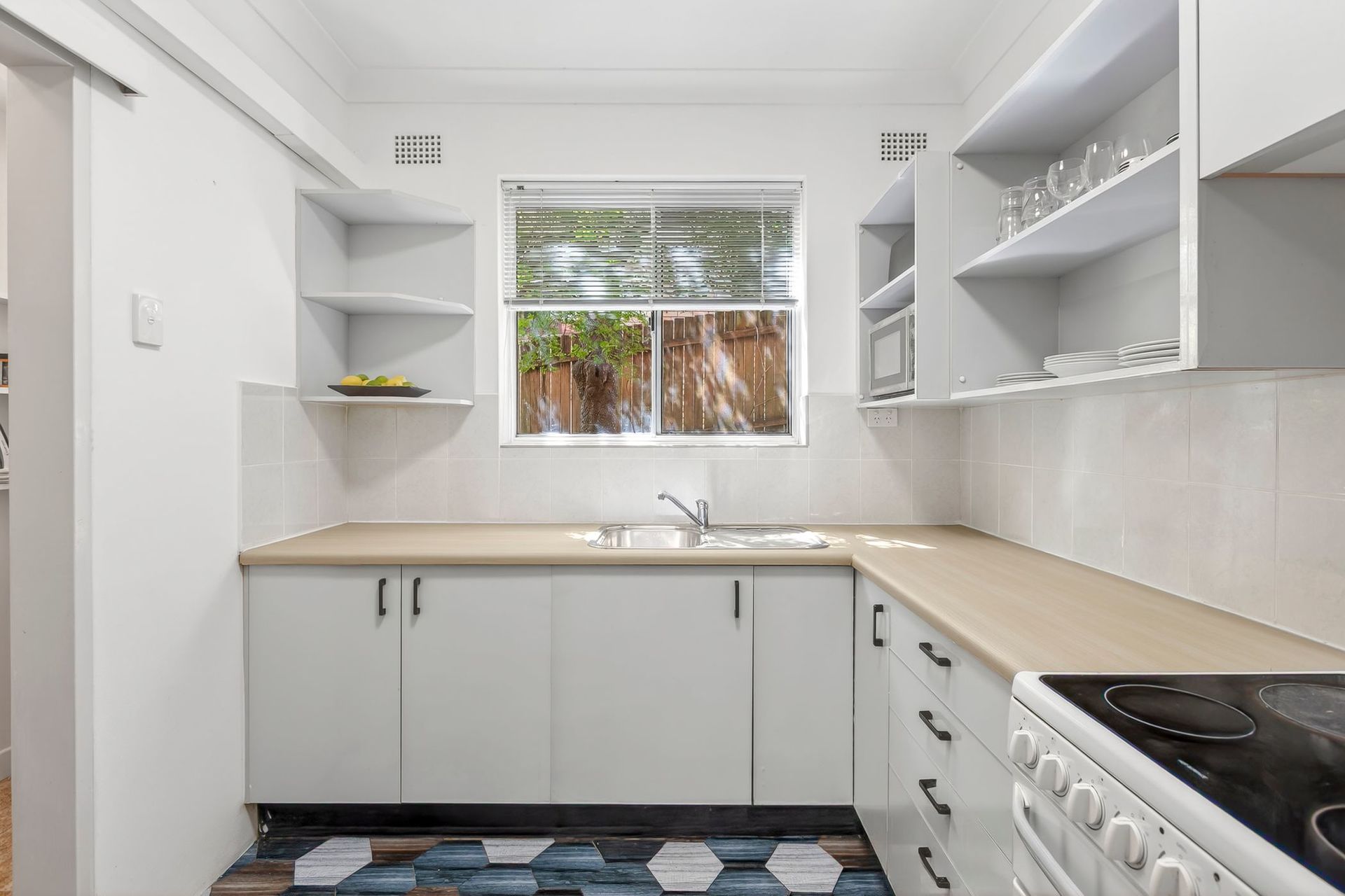 2/13 Waine Street, Freshwater - Thumbnail 3