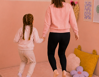 KindSein - Kind springt auf dem Kissen mit Mutter - Kinder wirklich verstehen.png