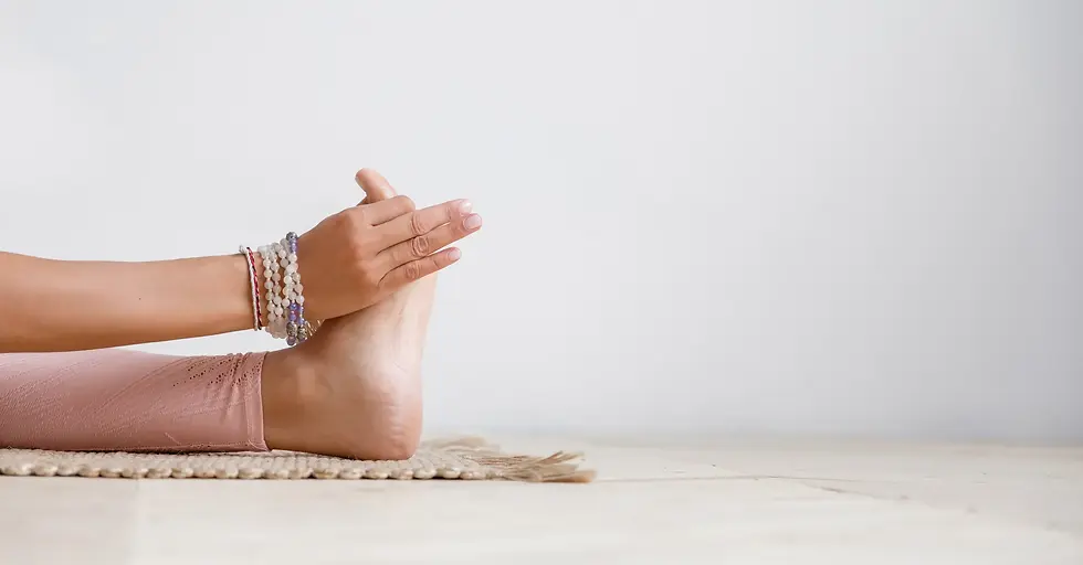 Yin Yoga Frau hände an den Füßen.webp