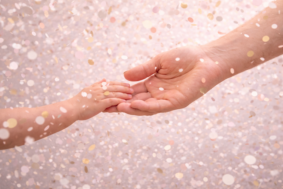 Kinder und Erwachsene Hand mit Konfetti