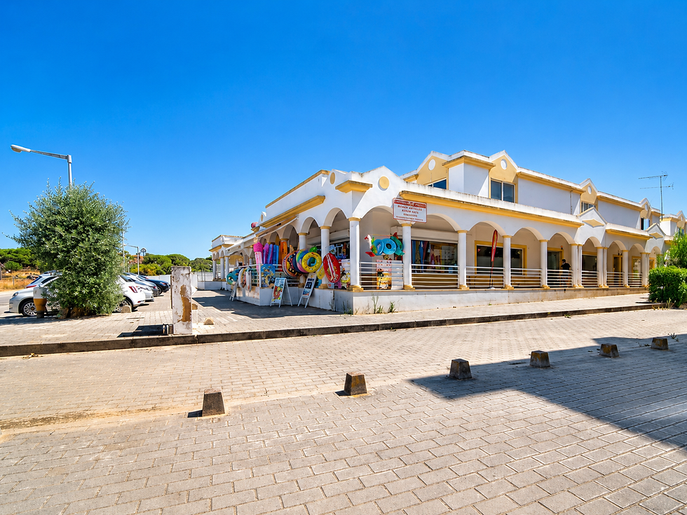 comercio circundante do apartamento de férias ae flat falésia na praia da falésia