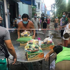 trao lương thực đến cho bà con bị cách ly 