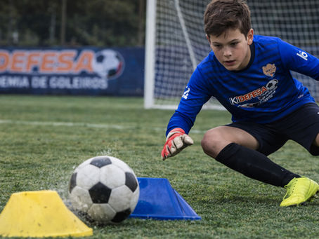 Treino específico para goleiros focado em técnica e tomada de decisão
