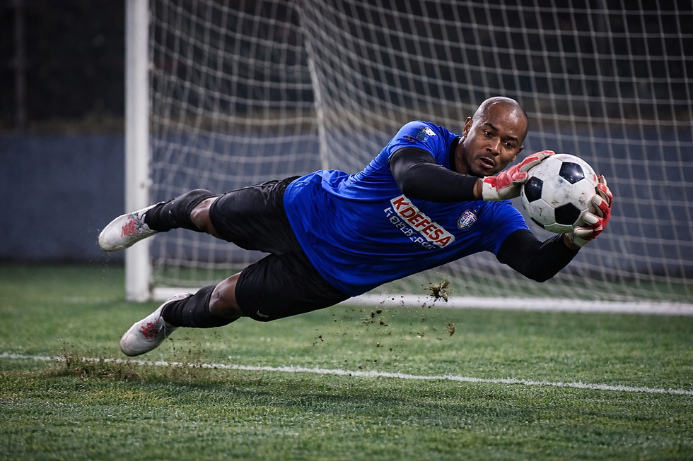 Como melhorar suas defesas no gol? Dicas de técnicas de defesa para goleiros