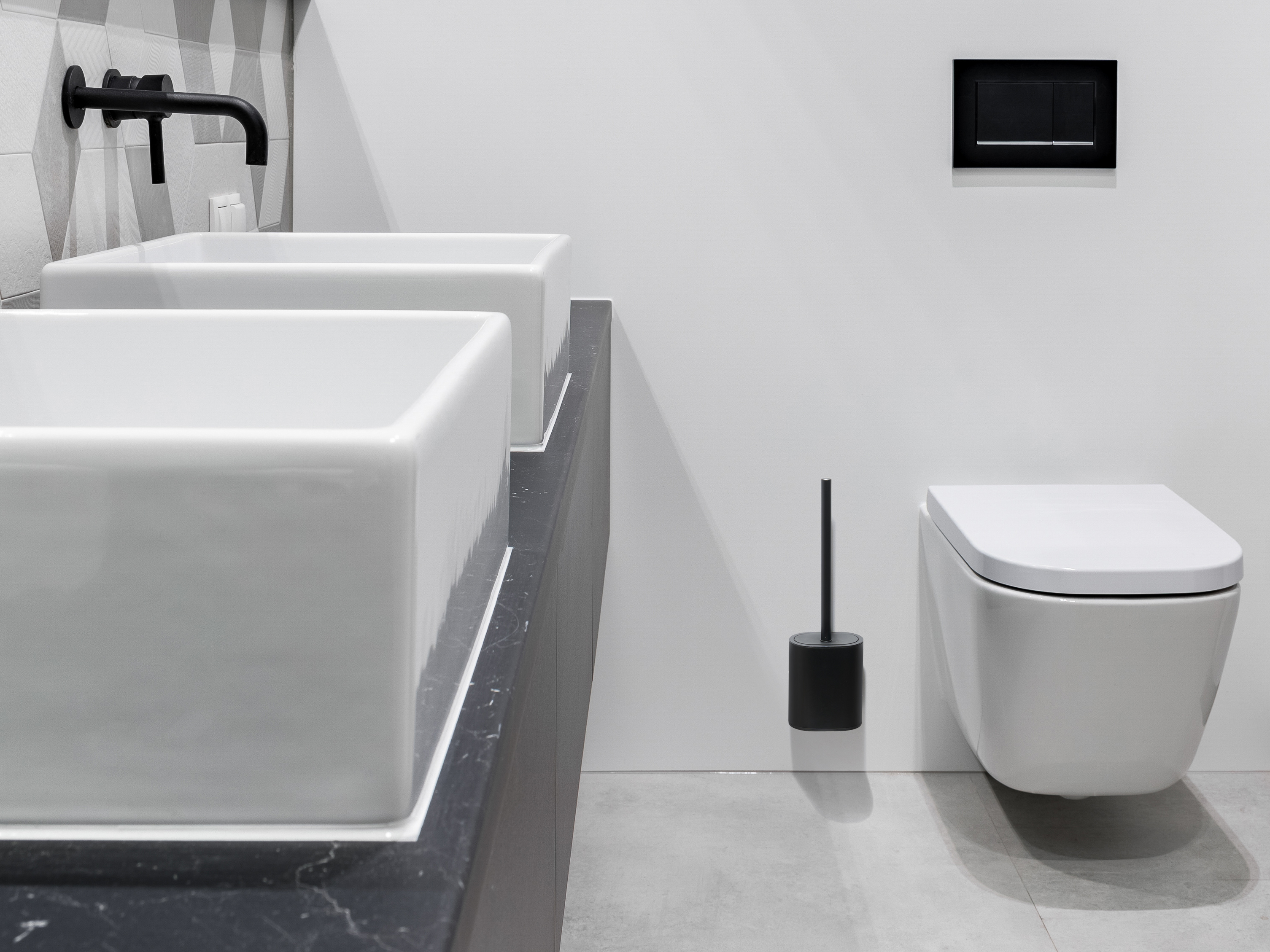 Toilet Brush (Sana / TBH0001) in Black view 2