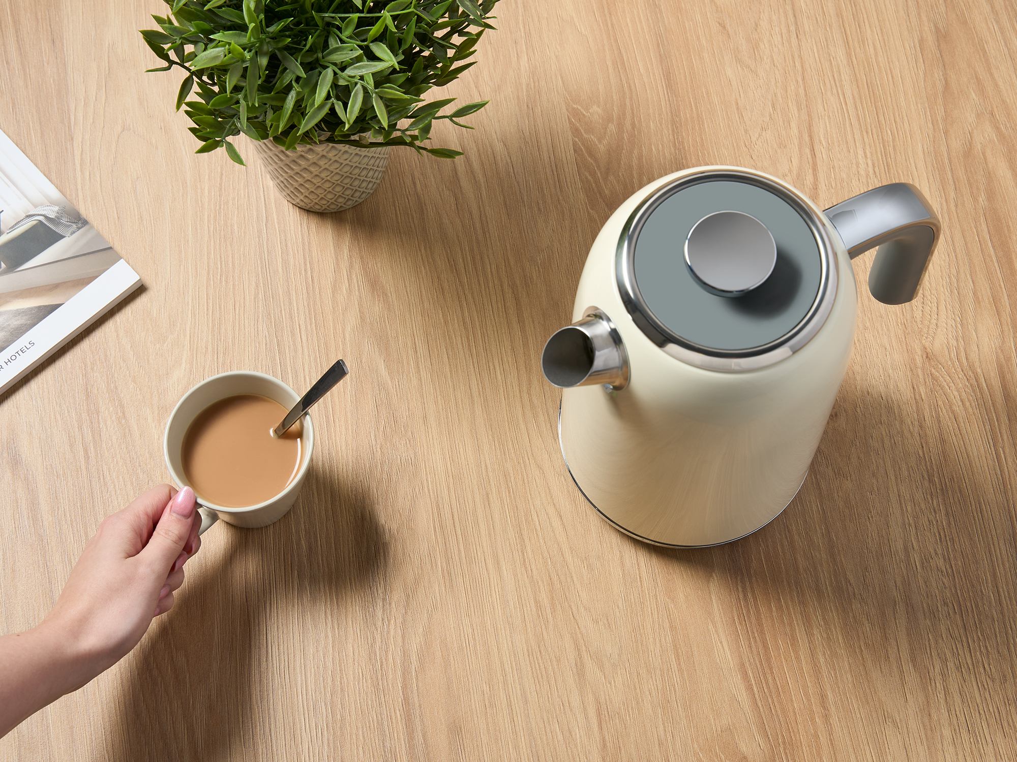 1.8L Kettle (Hertford / SD-259B) in Cream & Chrome view 7