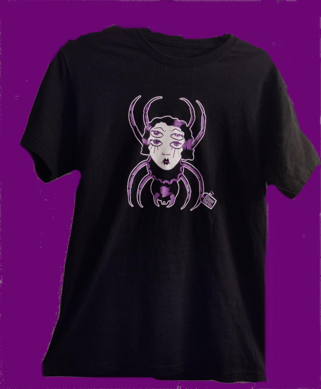 Playera negra con diseño de araña
