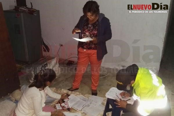 Policía en casa del menor maltratado. Fotografía disponible en: ElNuevoDía