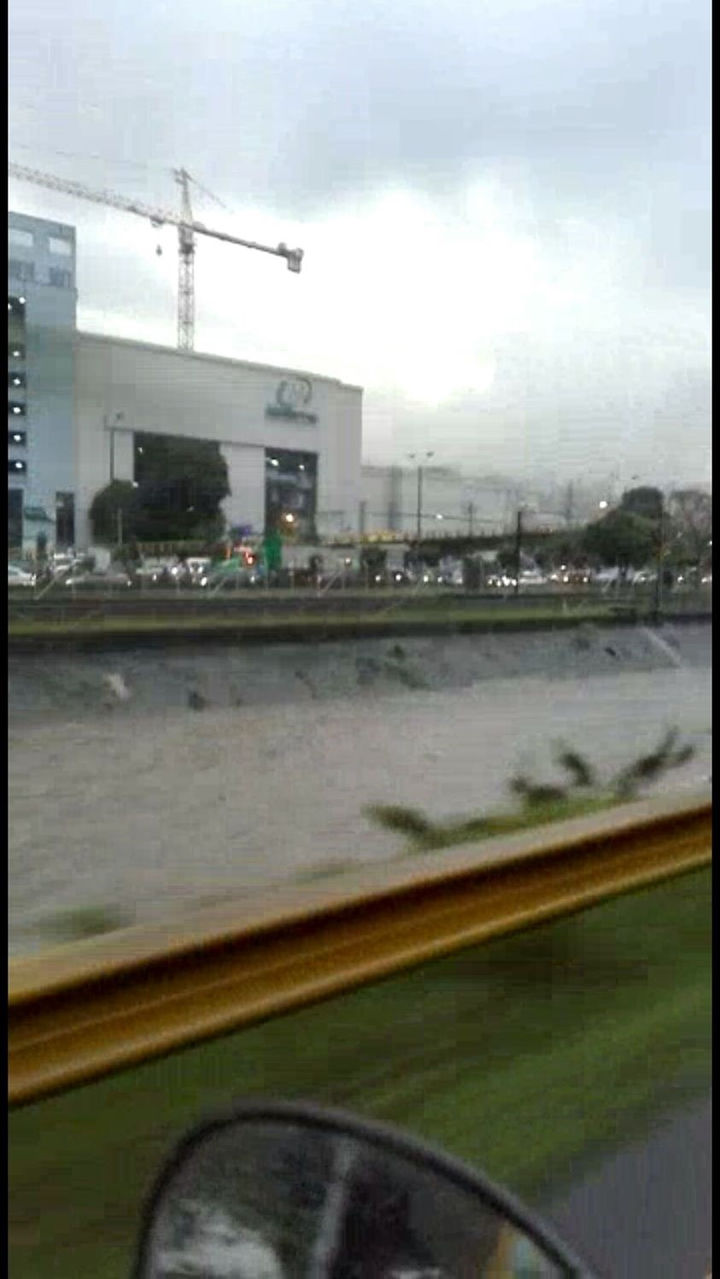CAOS POR FUERTES LLUVIAS EN LA AUTOPISTA SUR DE MEDELLIN.