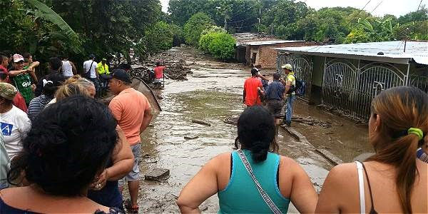 EMERGENCIA EN HUILA POR FUERTES LLUVIAS QUE CAUSAN EMERGENCIA POR DESBORDAMIENTOS DE RIOS.