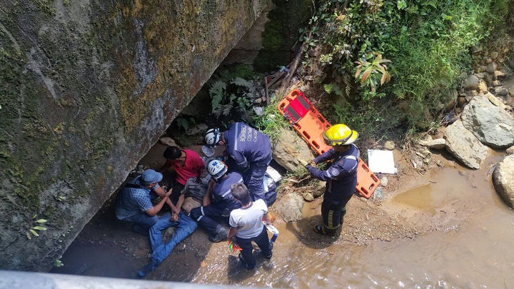 HOMBRE CAE 6 METROS DE UN PUENTE EN CALDAS ANTIOQUIA.