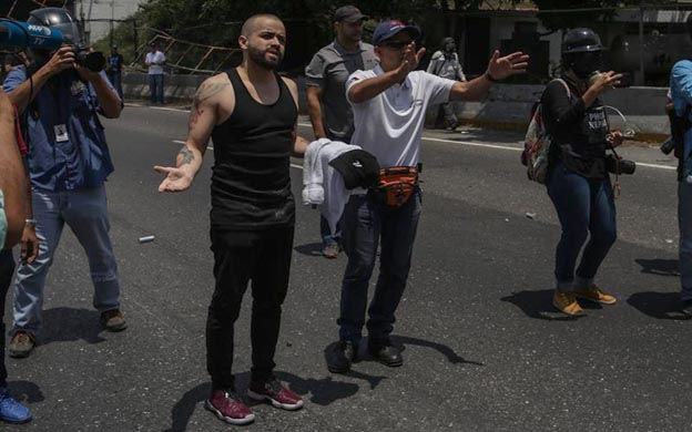 El cantante Nacho fue agredido en manifestación Venezolana.