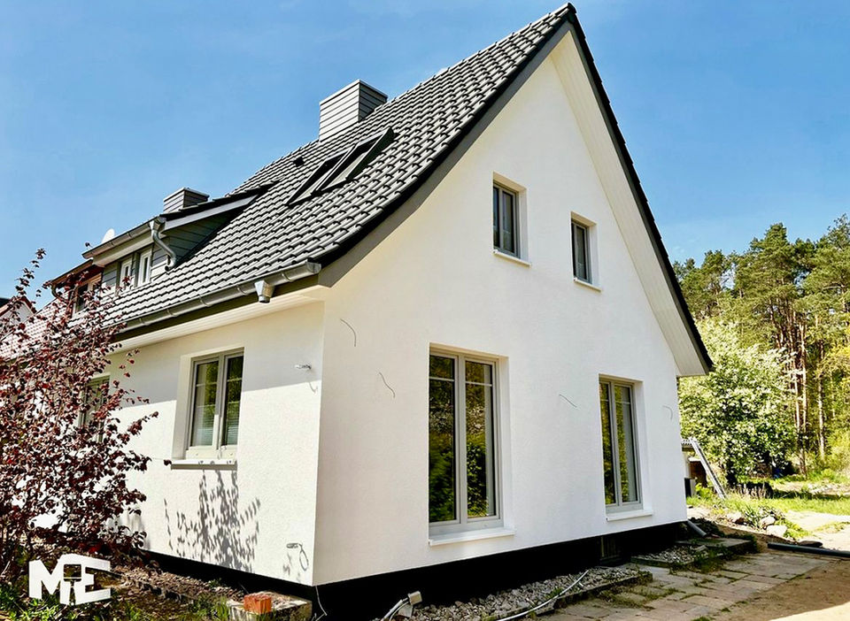 Modernes Haus, weiß verputzt, dunkles Dach; Maler Eggers GmbH