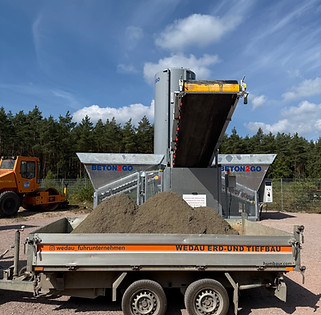 Kippanhänger wird mit Beton gefüllt und zeigt die neue Betontankstelle von Wedau Fuhrunternehmen