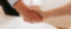 Ein Mann gibt einer Frau die Hand