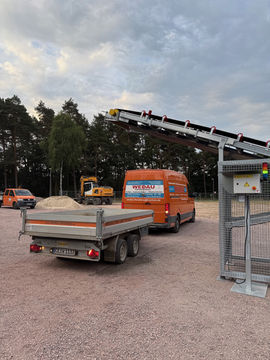 Orange Anhänger und Transporter holen Beton von der Beton2Go-Tankstelle