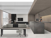 Axonometrische Darstellung eines offenen Wohnbereichs mit integrierter Küche, Essplatz und Wohnzimmer. Die Visualisierung zeigt den gesamten Raum als 3D-Schnitt: eine moderne Einbauküche mit großzügiger Kochinsel, hochgebauten Geräten und deckenhohen Stauraumelementen; einen Essbereich mit langem Tisch und sechs Stühlen; sowie eine Wohnzone mit Sofa, Sideboard und großem Wandbildschirm. Der Raum befindet sich unter einer schrägen Dachkonstruktion, was die architektonische Struktur eines Dachgeschosses betont. Die Darstellung gehört zum Interior-Design-Konzept ‚The House of Stillness‘ und zeigt die geplante räumliche Organisation, Materialverteilung und Funktionsabfolge des oberen Geschosses.