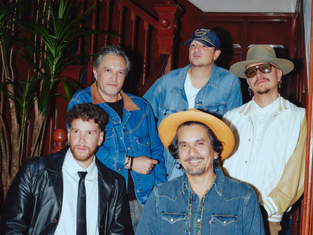 Dos generaciones musicales se unen en “Como El Sol”, la nueva canción de Piso 21 Y Bacilos