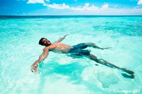 　■パラオ諸島■
海面で休憩中のボートキャプテン・・・その１
