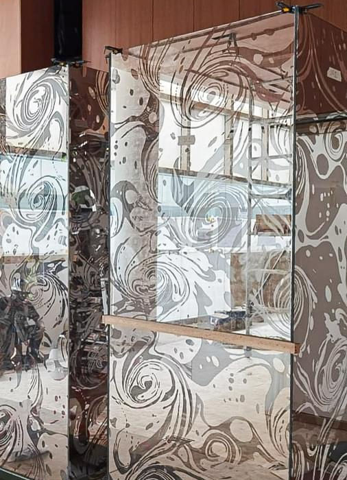 Details of Verre Églomisé Display Cases with Palladium Leaf Marble-patterned Interlayer