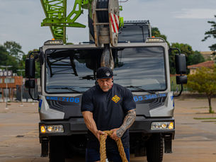 Strongman Marcos Ferrari puxa guindaste de 34 toneladas na Arena Pantanal