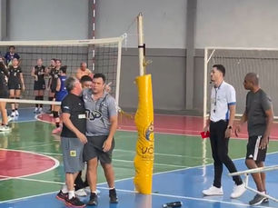 Após tentar agredir árbitro, técnico do CIN é suspenso da seleção mato-grossense sub-18 de vôlei