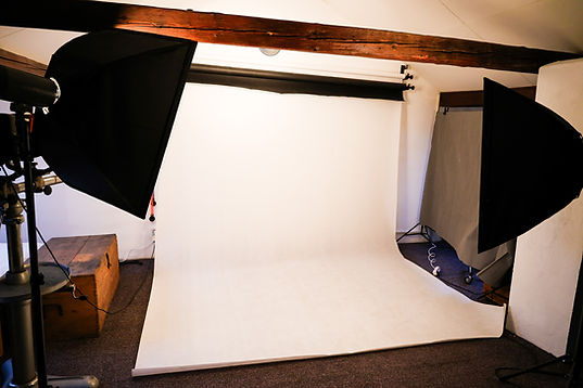 Studiofläche mit Hintergrund-Rollensystem und professioneller Blitzbeleuchtung im Fotostudio Traumfänger.
