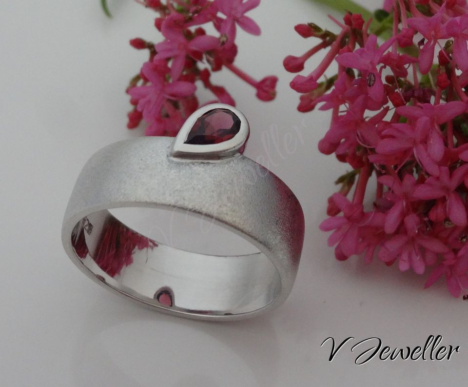 Thumbnail: Rhodolite garget offset ring