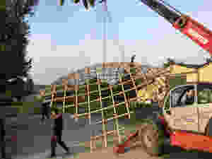Photo d'une structure Gridshell suspendue à un manitou