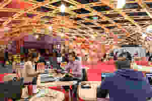 Photo d'un stand recouvert d'une structure Gridshell