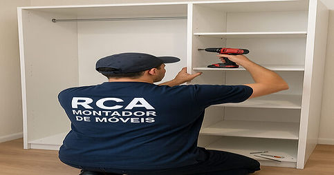 Montador de móveis da RCA em Goiânia montando guarda-roupa de casal com ferramentas profissionais