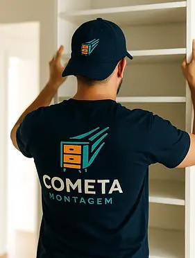 Montador de móveis em Aparecida de Goiânia da Cometa Montagem instalando prateleiras com uniforme personalizado.