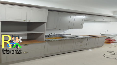 Montador de móveis instalando painel de TV em Trindade GO