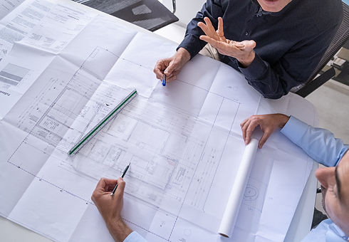 Top-View zweier Architekten die einen Plan besprechen