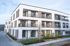 Moderne Fassade eines Mehrfamilienhauses