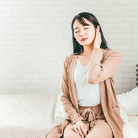 耳を抑える女性