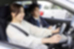 運転の練習をする女性