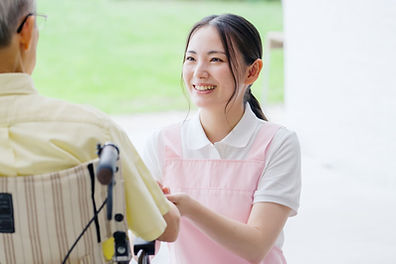 女性の介護スタッフ