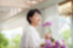 補聴器を使っている女性