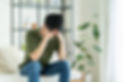 頭をかかえる男性