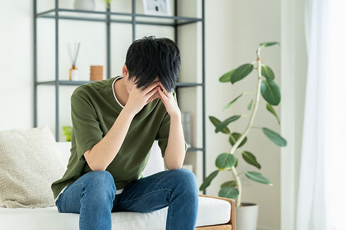 頭をかかえる男性