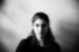 Cellistin der Staatsoper Hamburg Saskia Hirschinger, analoges Portrait iin sw. ernster ausdruck mit natürlichem, seitlichen licht