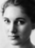 nah aufname der musikerin Saskia Hirschinger. klassich und minimalistisch. sie schaut direkt und konzentriert in die kamera. portrait fotografie lidija delovska