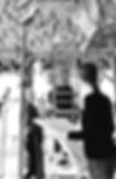sw foto mehere personen stehen um eine leiter herum und planen