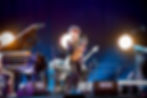 Jakob Manz Project live auf der bühne. in der mitte der sänger mit einem saxofon. am rand sieht man noch einen flügel, boxen sind vorn im bild und oben 2 helle scheinwerfer. stimmungsvolles konzertfoto von lidija delovska