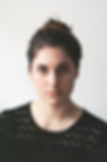 Saskia Hirschinger, analoges Portrait. sie schaut ruhig und konzentriert in die kamera