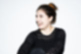 Behind the scenes: Saskia Hirschinger lacht gelöst, halb portrait